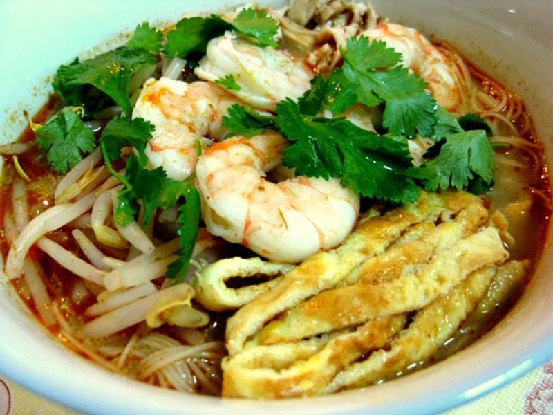 1. Mỳ Sarawak Laksa ở Kuching, Malaysia. Sarawak là tên một thị trấn thuộc đảo Borneo, nơi sinh ra loại mỳ Sarawak Laksa với nước súp chua và sữa dừa độc đáo này. Địa điểm tuyệt nhất để thưởng thức Sarawak Laksa là Kuching, thủ phủ của Sarawak. Tại đây, món ăn này được bán tại các quầy hàng trên phố, bên cạnh những loại trái cây nhiệt đới đủ sắc màu.